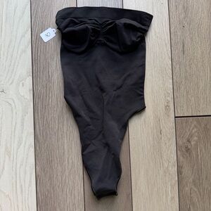 SKIMS STRAPLESS THONG BODYSUIT